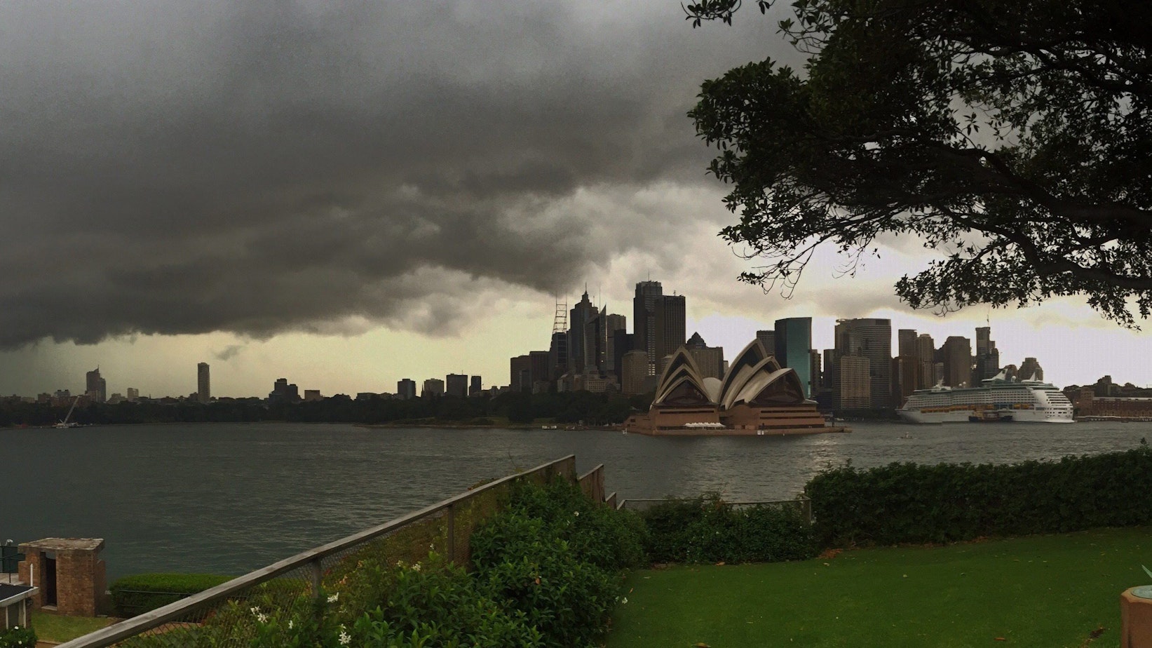 Über dem Opernhaus in Sydney sind dunkle Wolken aufgezogen. (Symbolbild)