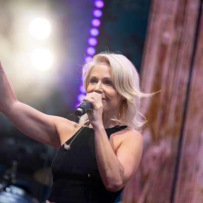 Michelle singt auf der Bühne.