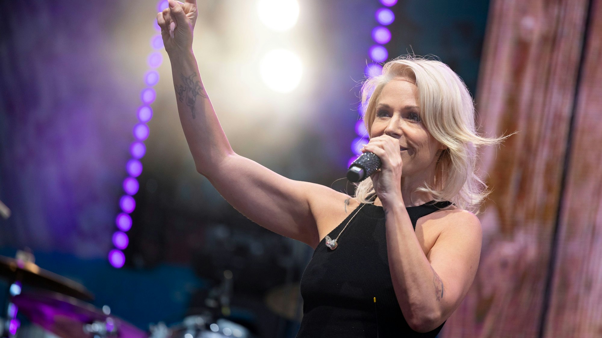 Michelle singt auf der Bühne.