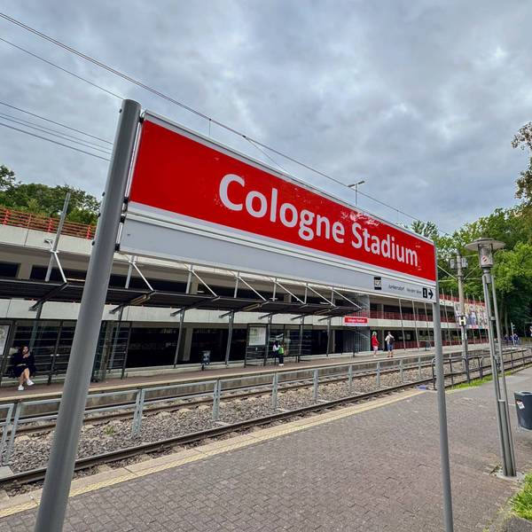Das rot-weiße vorübergehende KVB-Haltestellenschild mit der Aufschrift „Cologne Stadium“ am Rhein-Energie-Stadion.