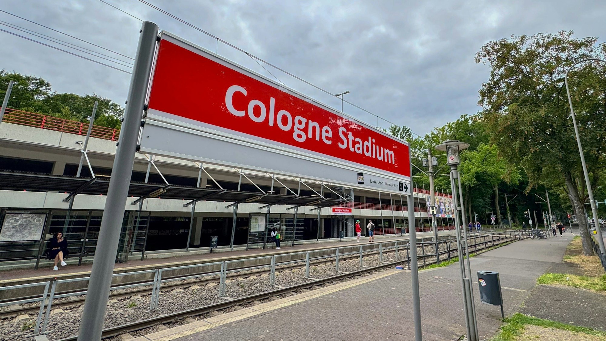 Das rot-weiße vorübergehende KVB-Haltestellenschild mit der Aufschrift „Cologne Stadium“ am Rhein-Energie-Stadion.