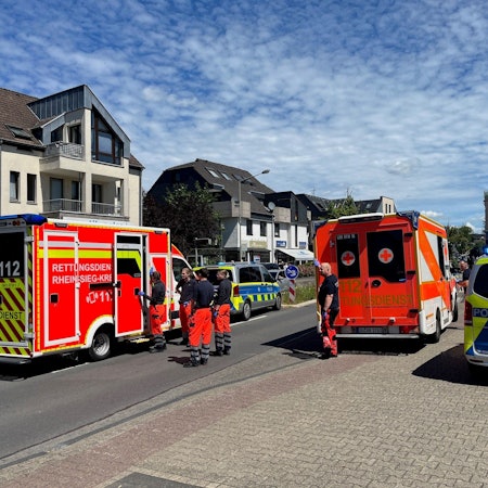 Polizei und Rettungsdienst sind mit einem Großaufgebot in Neunkirchen-Seelscheid im Einsatz.