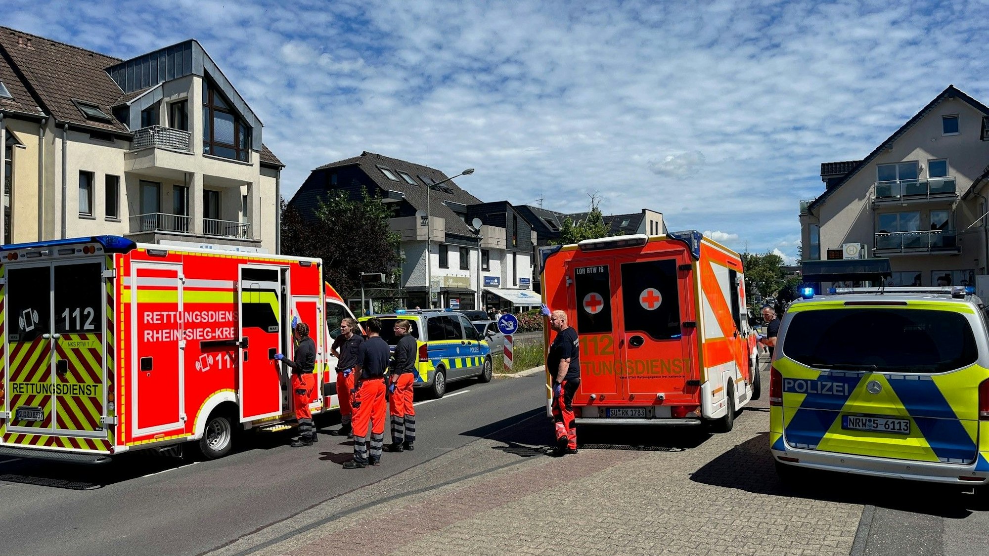Polizei und Rettungsdienst sind mit einem Großaufgebot in Neunkirchen-Seelscheid im Einsatz.