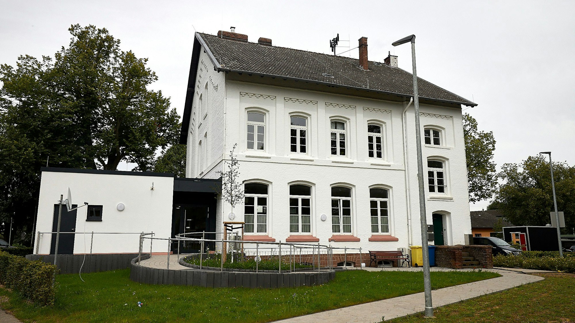 Mit einem neuen Anbau und einem behindertengerechten Zugang zeigt sich die Alte Schule in Bleibuir.