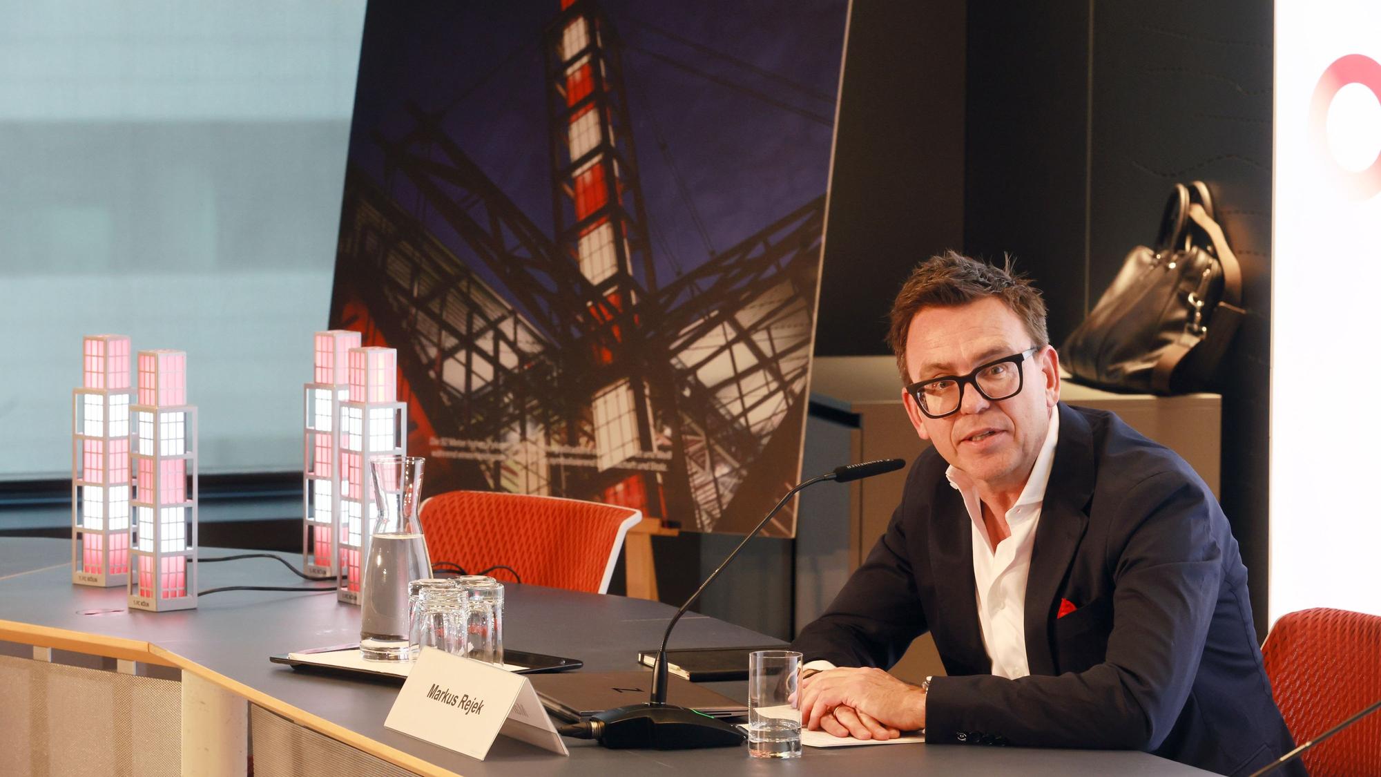 FC-Geschäftsführer Markus Rejek sitzt an einem Tisch im Rheinenergie-Stadion und blickt in die Kamera des Fotografen