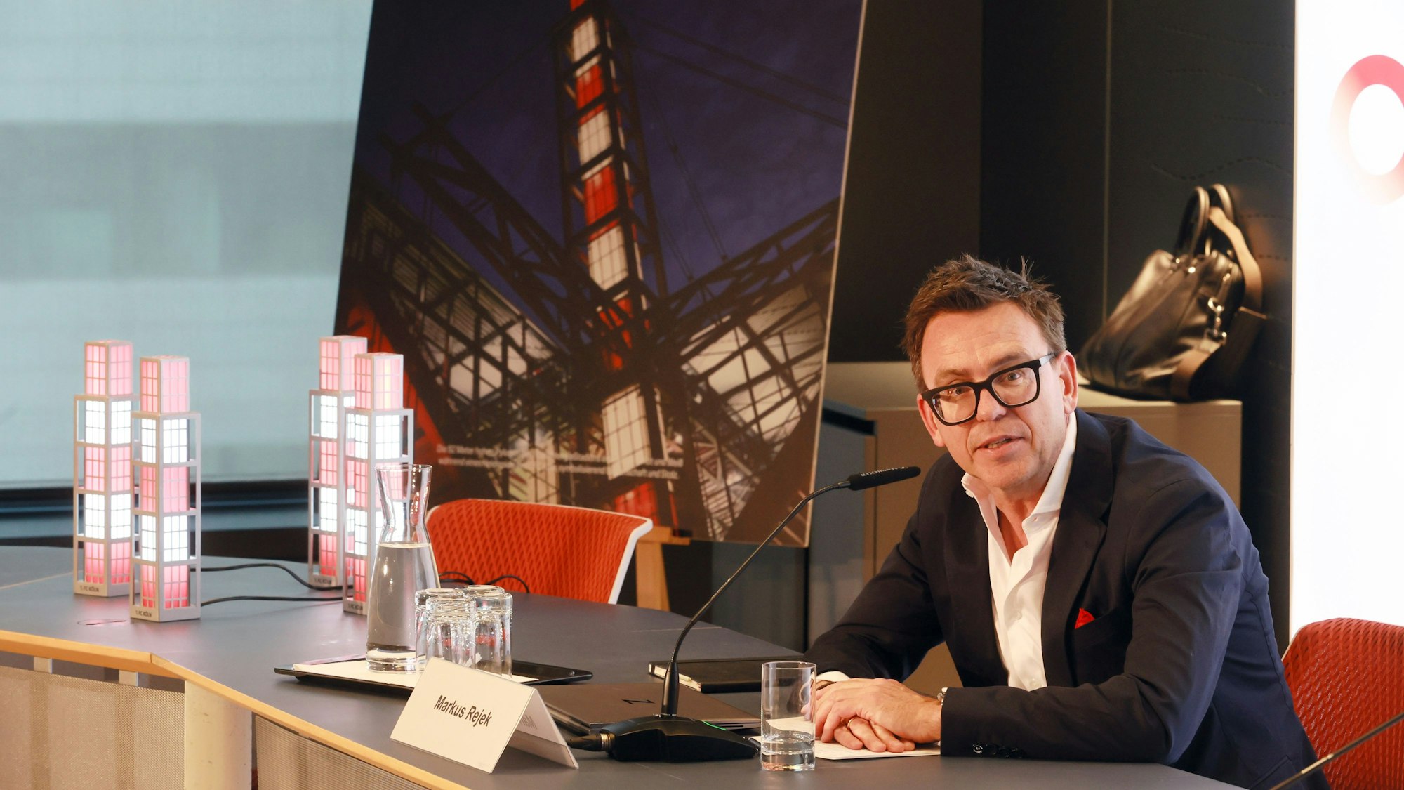 FC-Geschäftsführer Markus Rejek sitzt an einem Tisch im Rheinenergie-Stadion und blickt in die Kamera des Fotografen