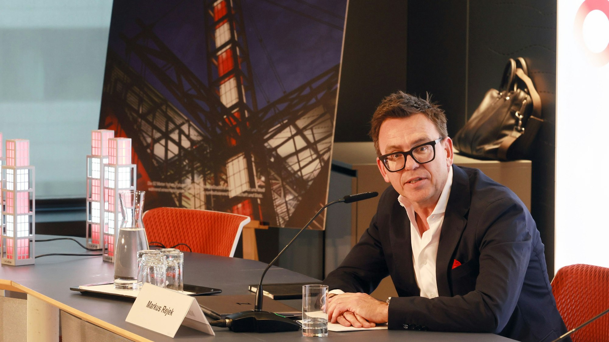 Markus Rejek, Geschäftsführer des 1. FC Köln, spricht während einer Pressekonferenz.