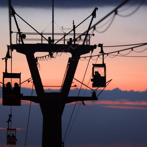 Das Bild zeigt einzelne Gondeln vor dem Sonnenuntergang.