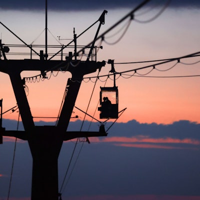 Das Bild zeigt einzelne Gondeln vor dem Sonnenuntergang.