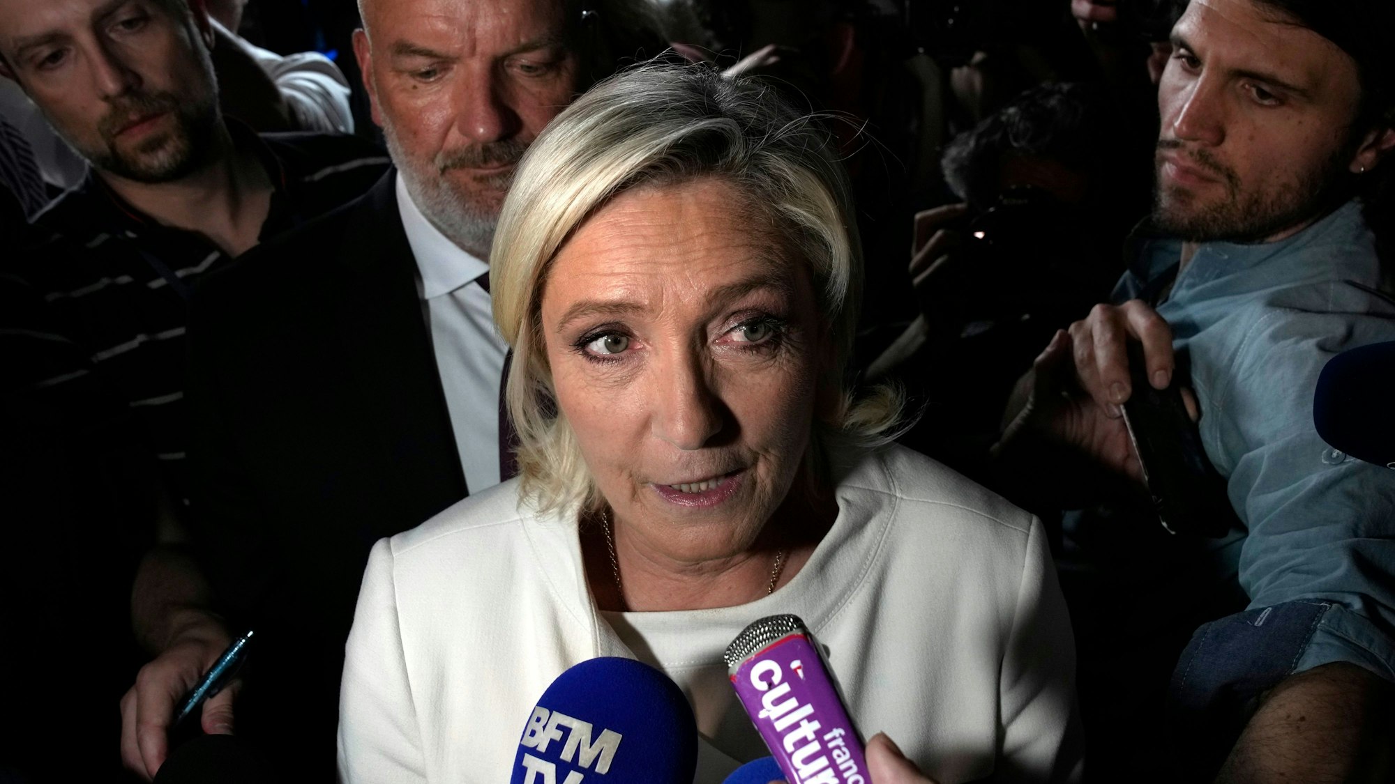 Die Vorsitzende der rechtspopulistischen Partei Rassemblement National (RN), Marine Le Pen, antwortet Journalisten während der sich abzeichnenden Wahlniederlage.