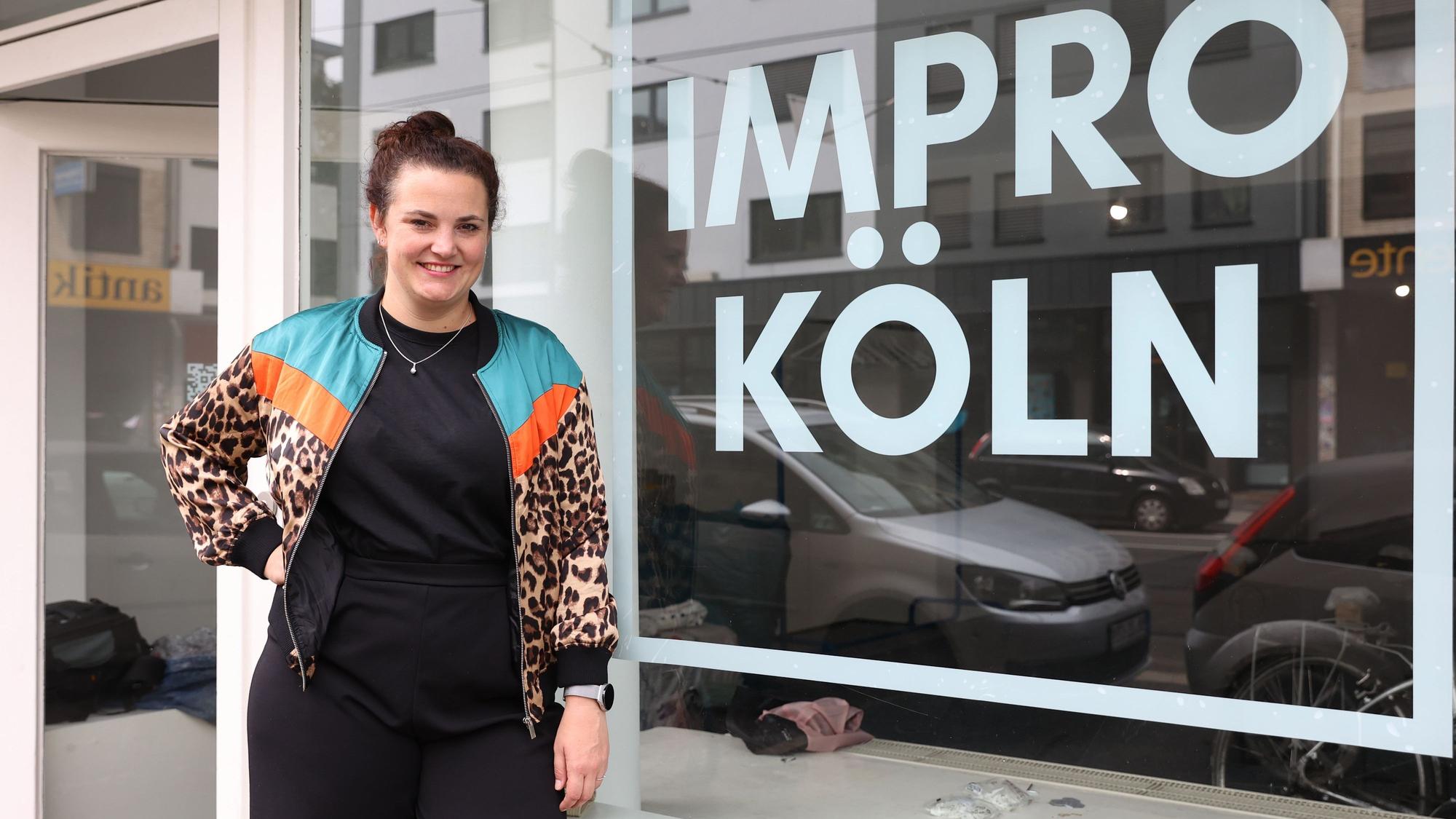 Lena Breuer steht neben der Eingangstür ihres Theaters.
