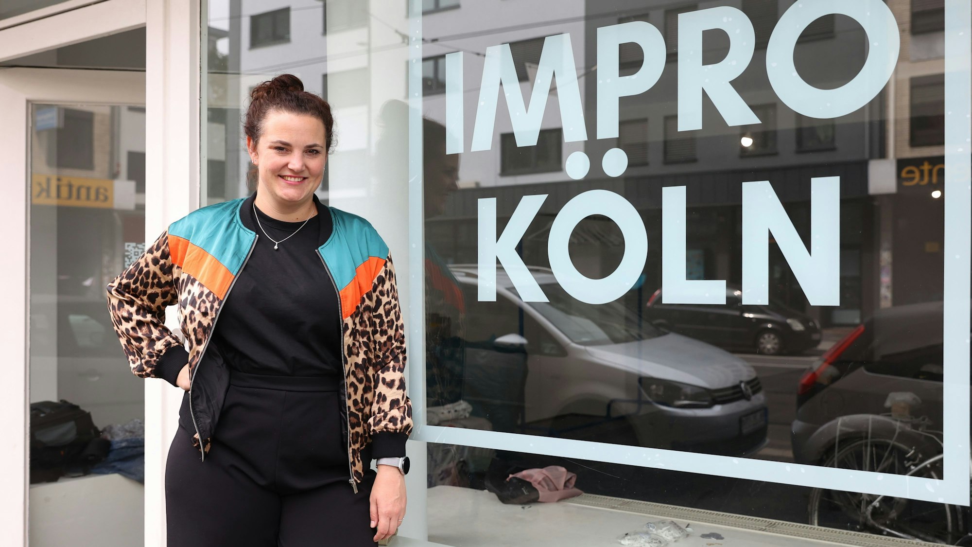 Lena Breuer steht neben der Eingangstür ihres Theaters.