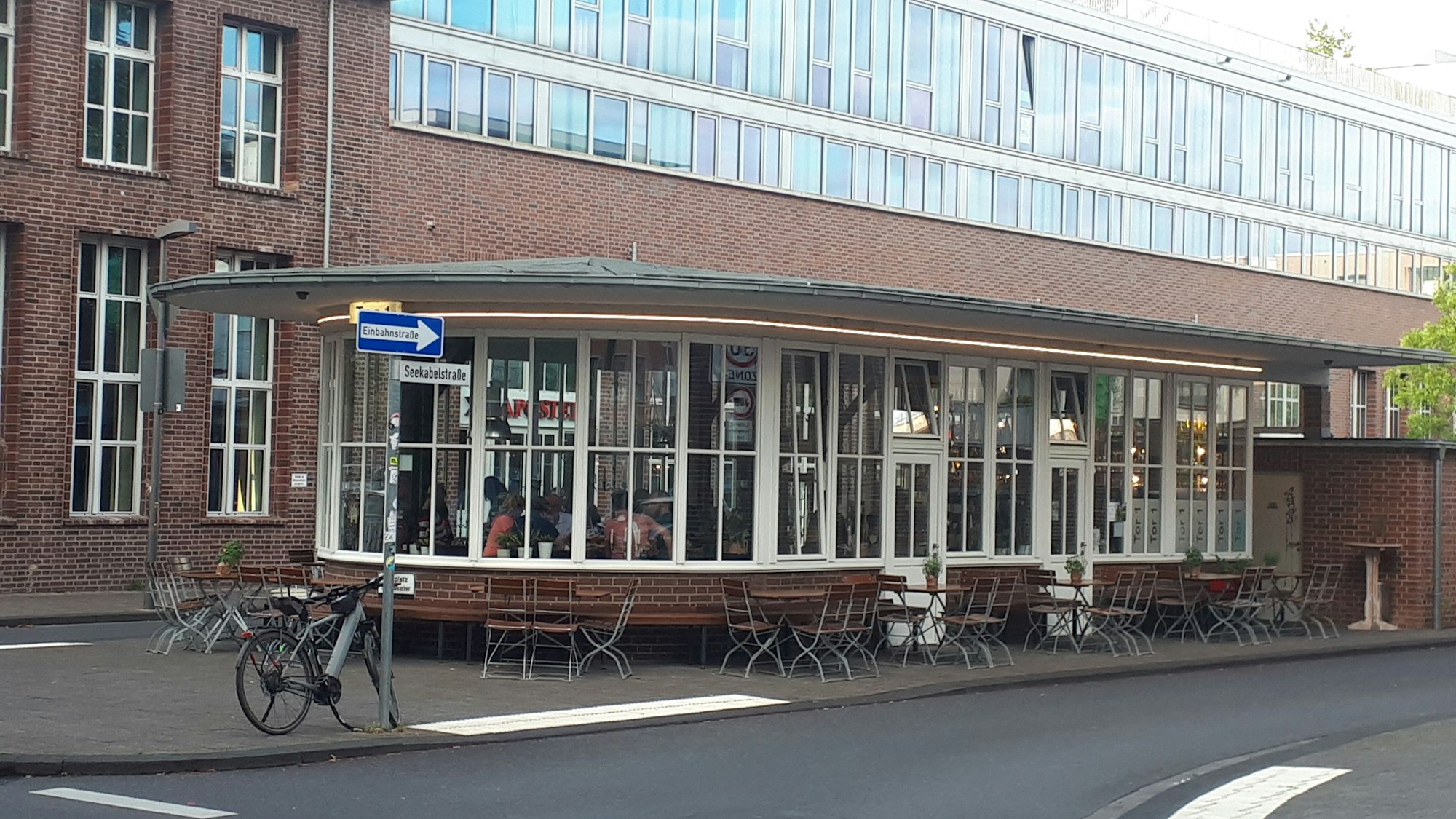 Das Bistro im früheren Clouth-Werkstor 1 ist im Veedel sehr beliebt. Dem Betrieb wurde jedoch zum 30. September gekündigt.