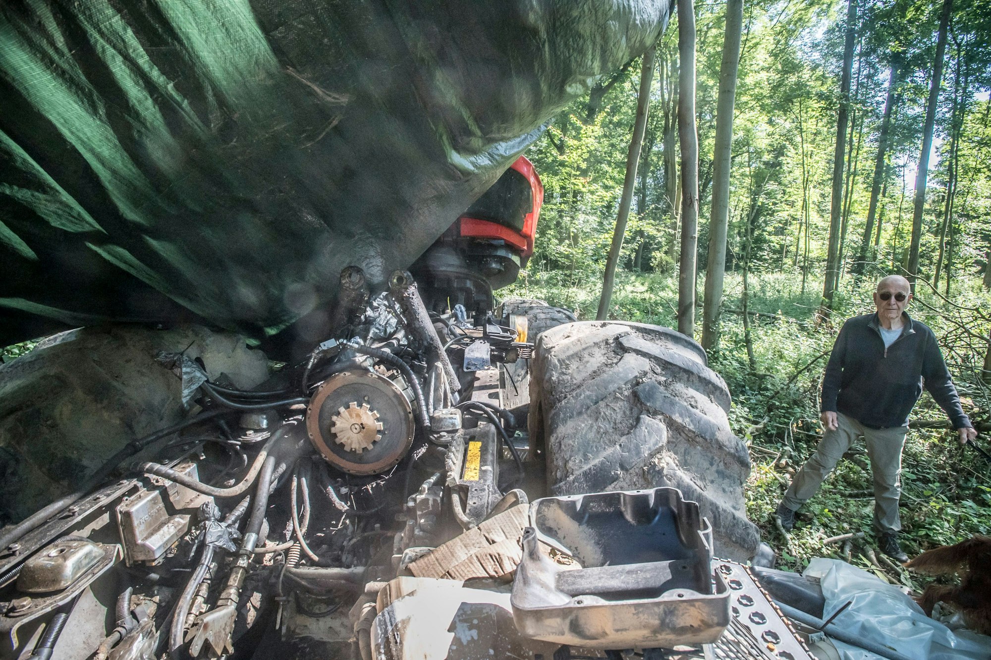 Der Motor wurde ausgebaut. Gerald Bruchhausen sieht sich den defekten Harvester nahe dem Bürgerbuschweg an.