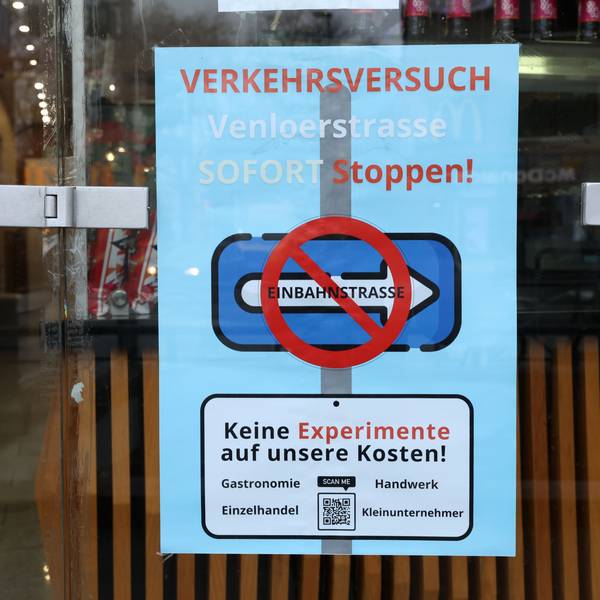 Protestschild gegen den Verkehrsversuch an der Venloer Straße.