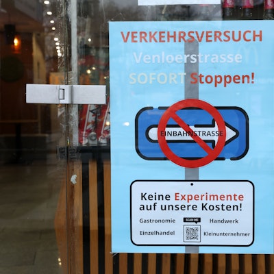 Protestschild gegen den Verkehrsversuch an der Venloer Straße.