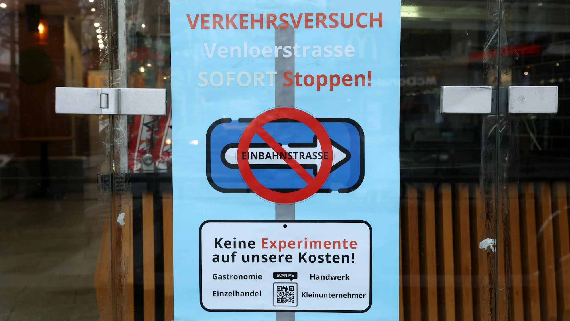 Protestschild gegen den Verkehrsversuch an der Venloer Straße.