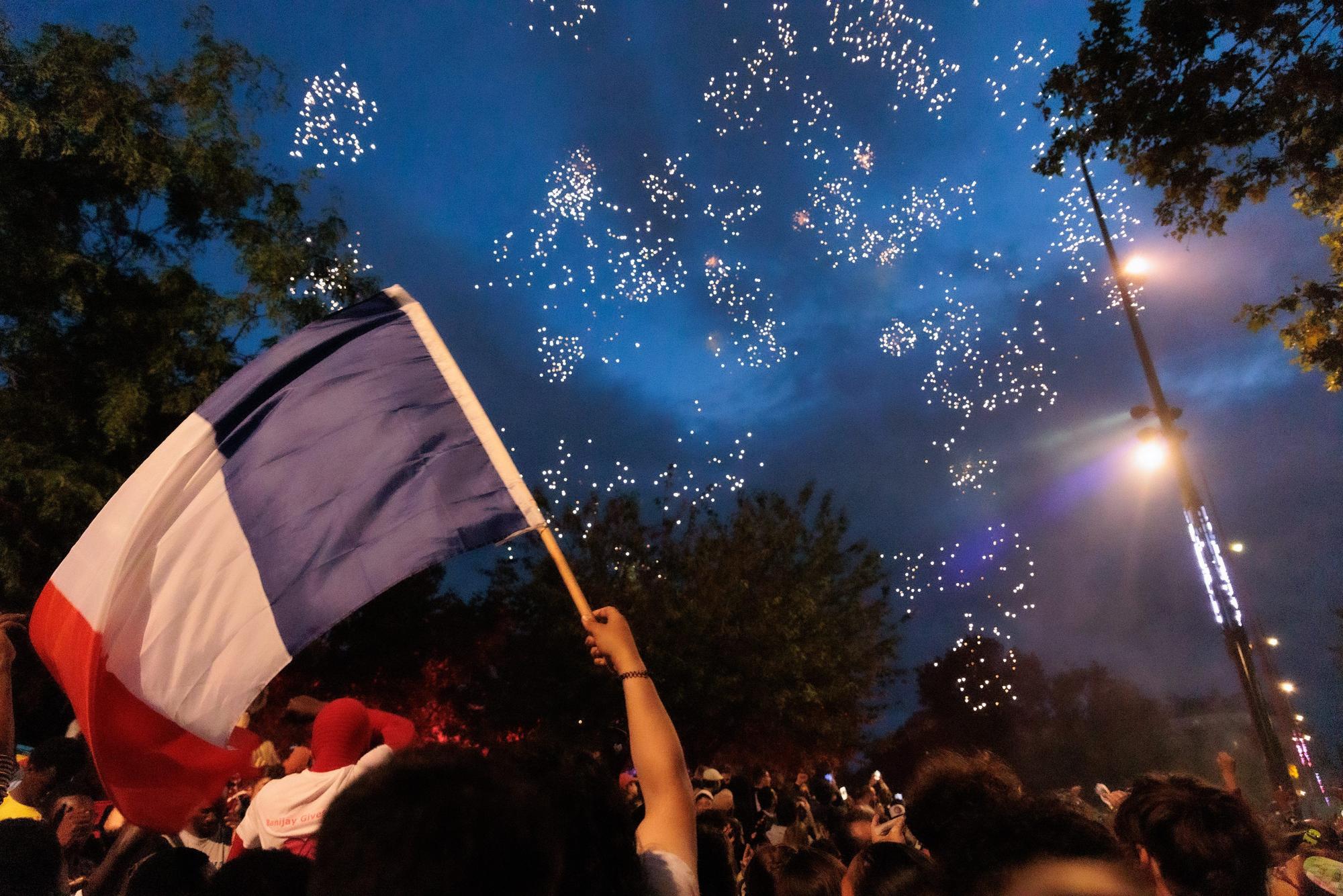 Frankreich, Paris: Menschen feiern auf dem Platz der Republik nach der zweiten Runde der Parlamentswahlen.