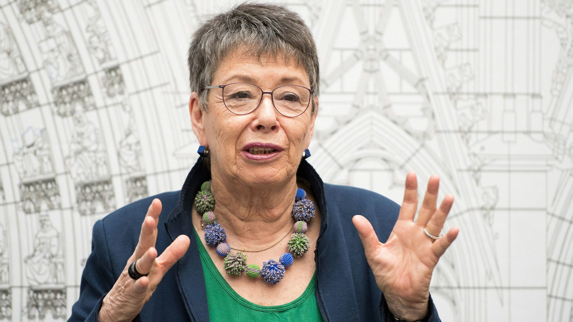 Ex-Dombaumeisterin Barbara Schock-Werner spricht in einer Pressekonferenz des Zentral-Dombau-Vereins.