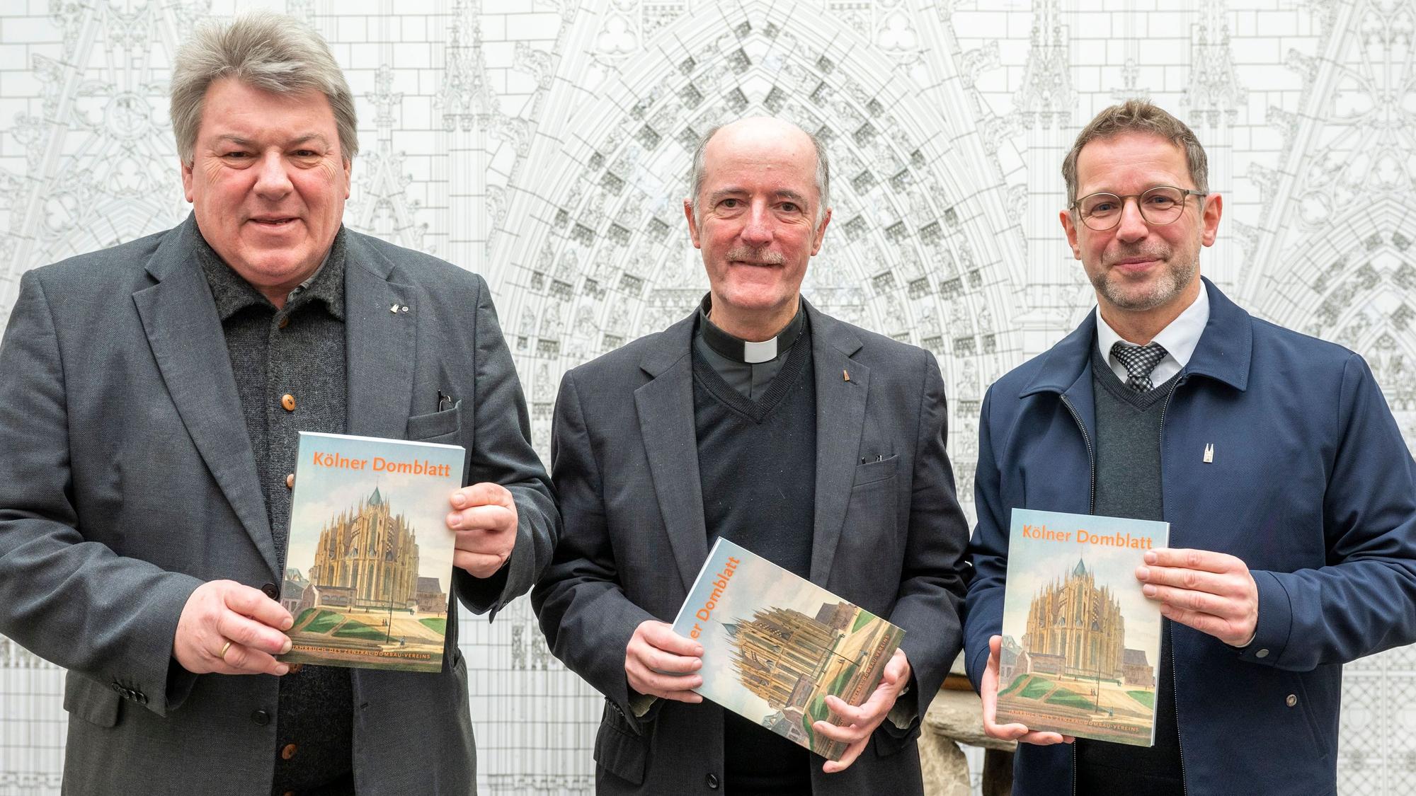 Der ZDV-Vorsitzende Michael Kreuzberg, Generalvikar Guido Assmann und Dombaumeister Peter Füssenich stellen das Kölner Domblatt vor, Jahrbuch des Zentral-Dombau-Vereins.