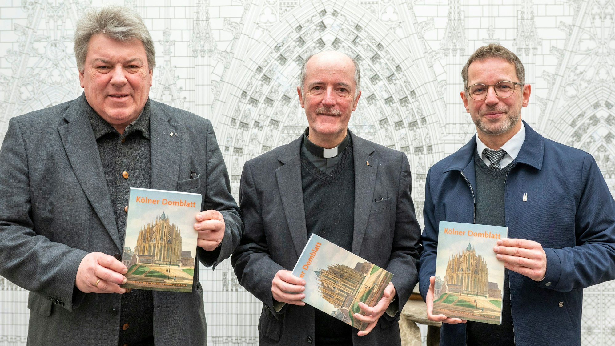 Der ZDV-Vorsitzende Michael Kreuzberg, Generalvikar Guido Assmann und Dombaumeister Peter Füssenich stellen das Kölner Domblatt vor, Jahrbuch des Zentral-Dombau-Vereins.