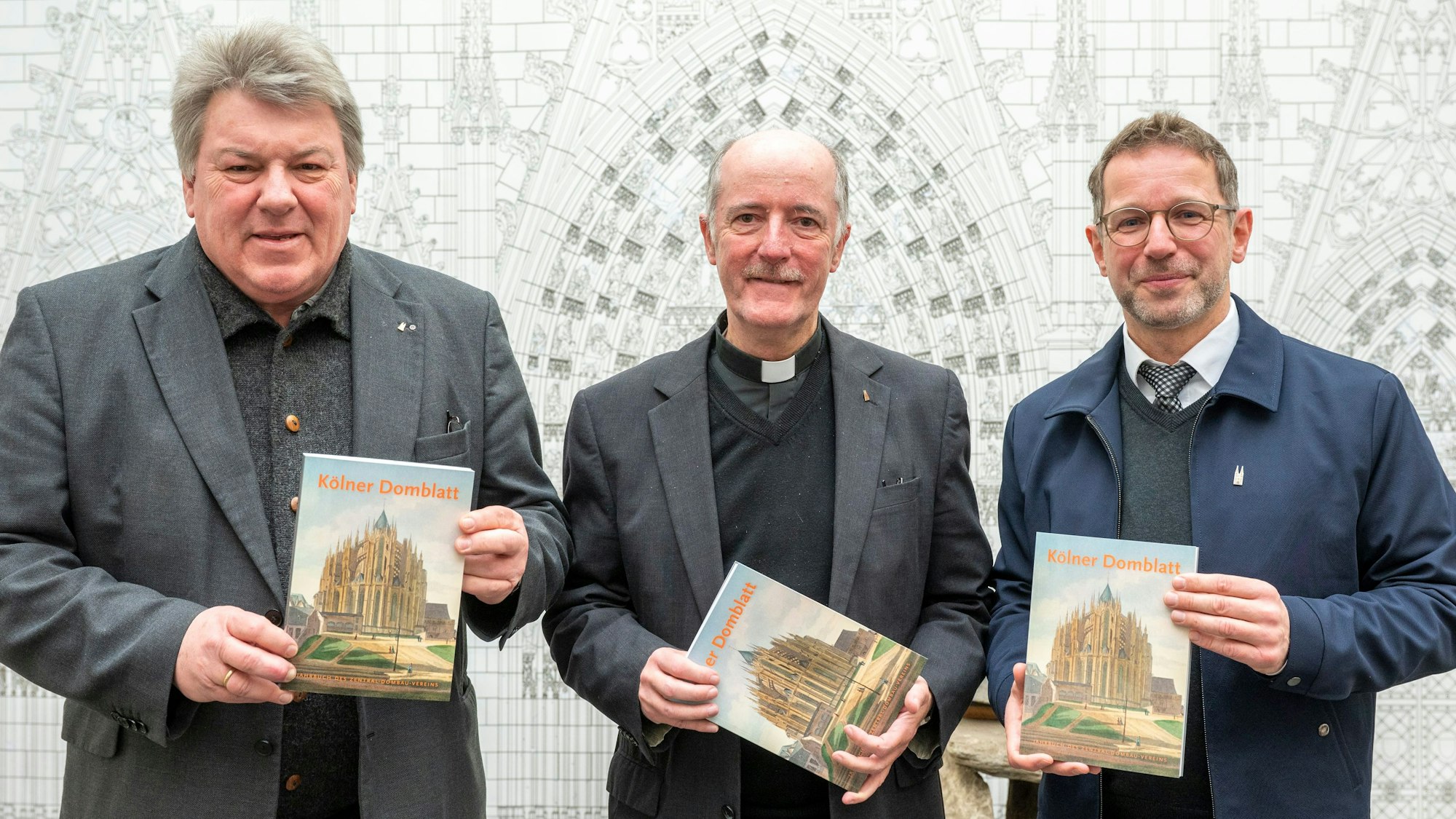 Der im Mai zurückgetretene ZDV-Präsident Michael Kreuzberg, Dompropst Guido Assmann und Dombaumeister Peter Füssenich (von links) stellen das Domblatt vor, das Jahrbuch des Vereins. Aufnahme vom Dezember 2022.