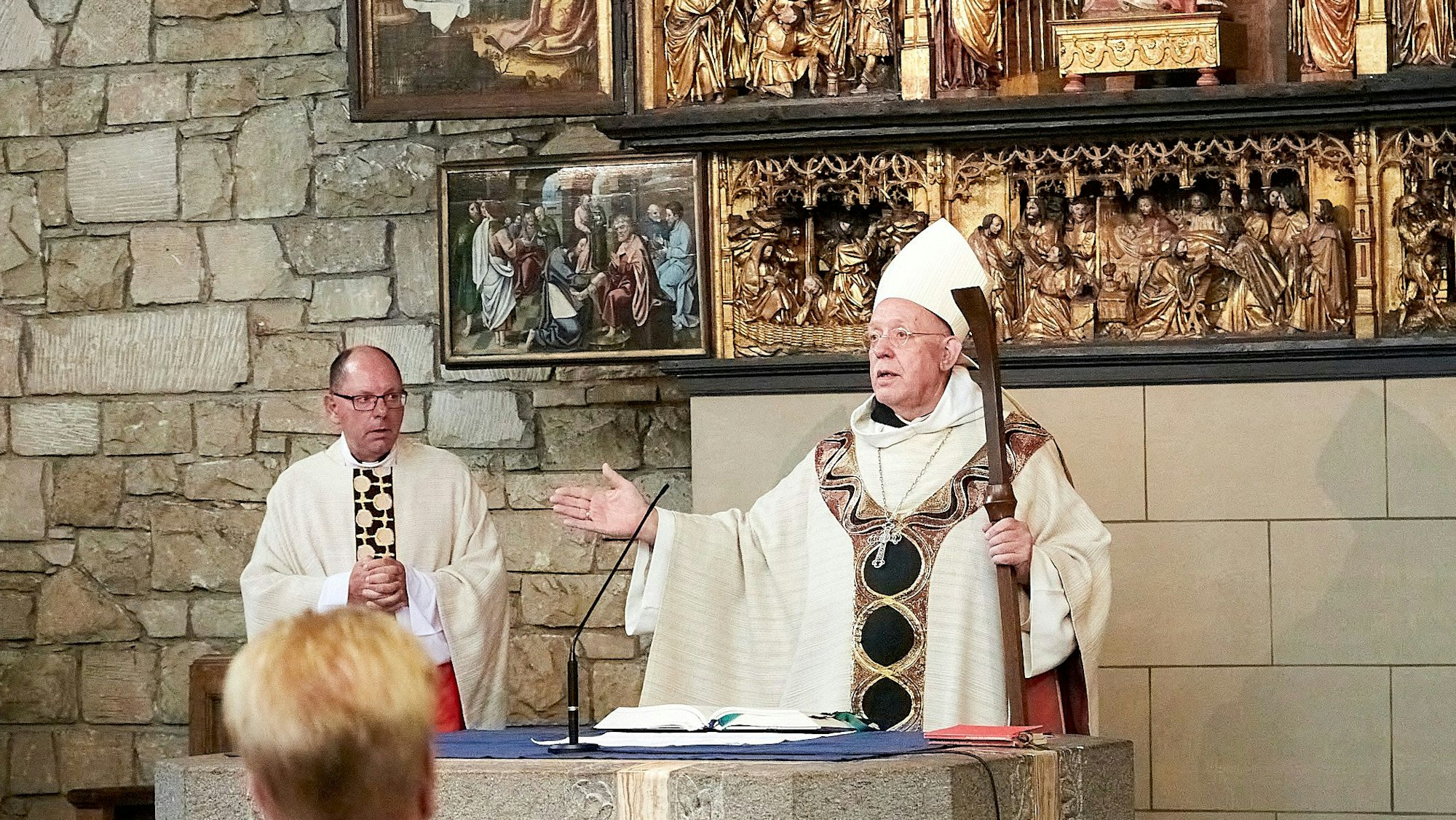 Dom Isaak Majoor, Abt der Trappistenabtei Koningshoeven im niederländischen Tilburg, steht am Altar der Kirche in Heimbach. Links von ihm steht ein weiterer Priester.