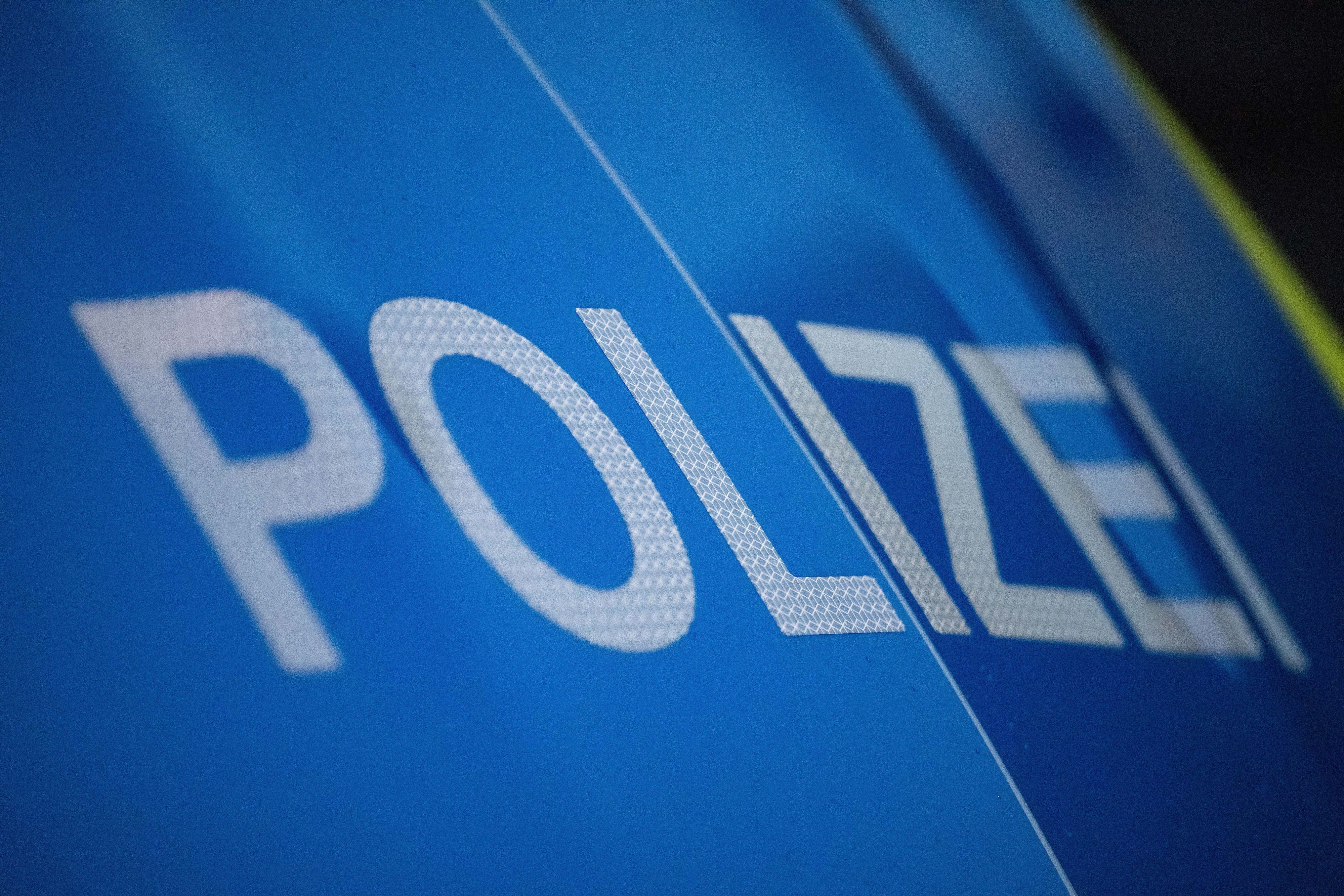 Das Wort Polizei ist auf der Karosserie eines Polizeifahrzeugs zu sehen. (Symbolbild)