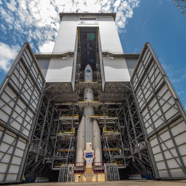 ARCHIV - 14.10.2022, Frankreich, Kourou: Die Startrampe der Ariane 6 auf dem europäischen Weltraumbahnhof in Französisch-Guayana.