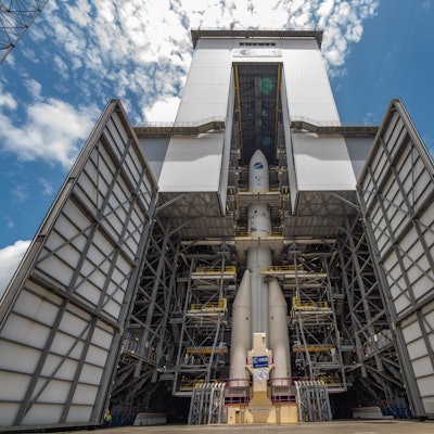 ARCHIV - 14.10.2022, Frankreich, Kourou: Die Startrampe der Ariane 6 auf dem europäischen Weltraumbahnhof in Französisch-Guayana.