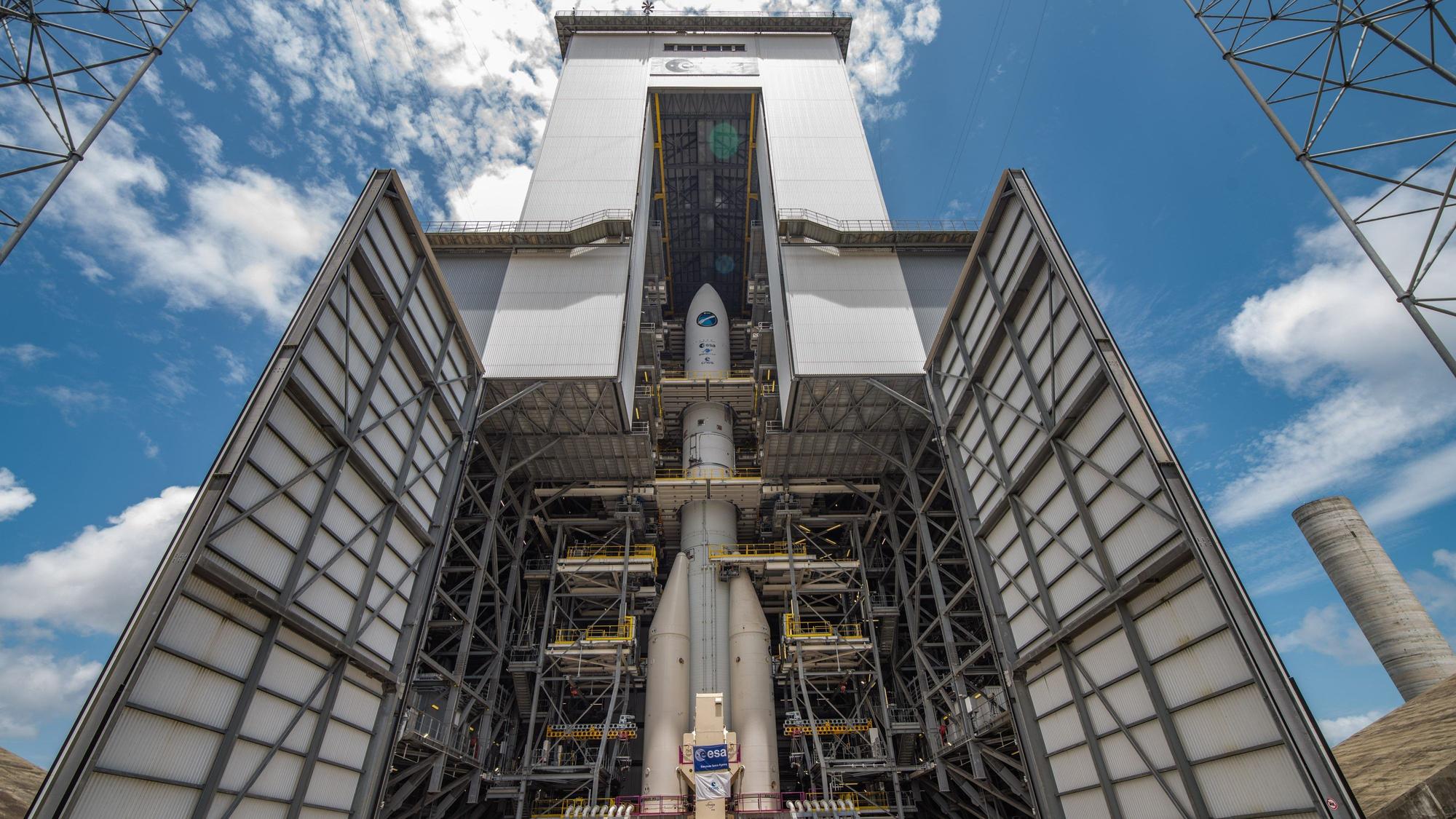ARCHIV - 14.10.2022, Frankreich, Kourou: Die Startrampe der Ariane 6 auf dem europäischen Weltraumbahnhof in Französisch-Guayana.