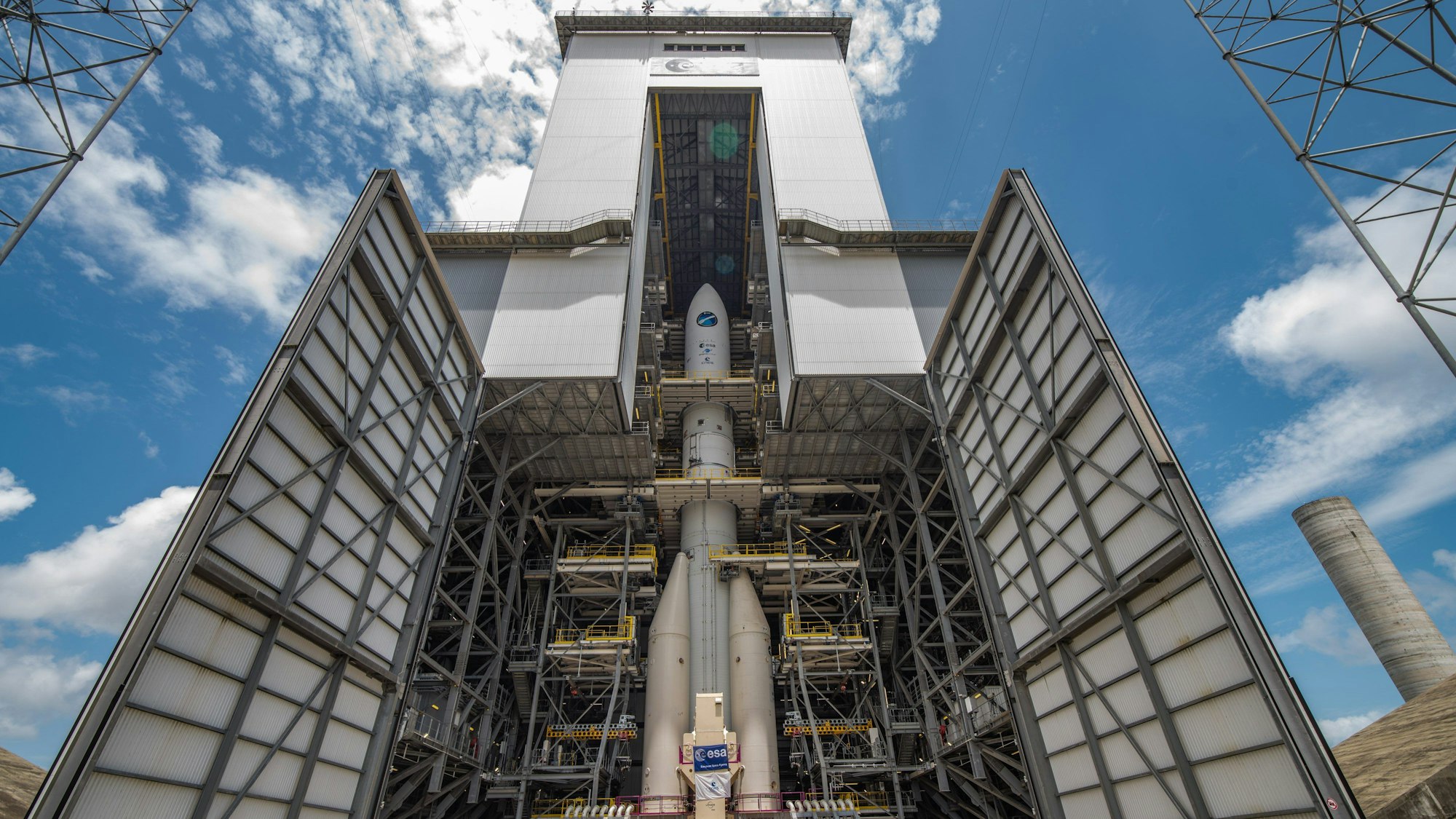 ARCHIV - 14.10.2022, Frankreich, Kourou: Die Startrampe der Ariane 6 auf dem europäischen Weltraumbahnhof in Französisch-Guayana.