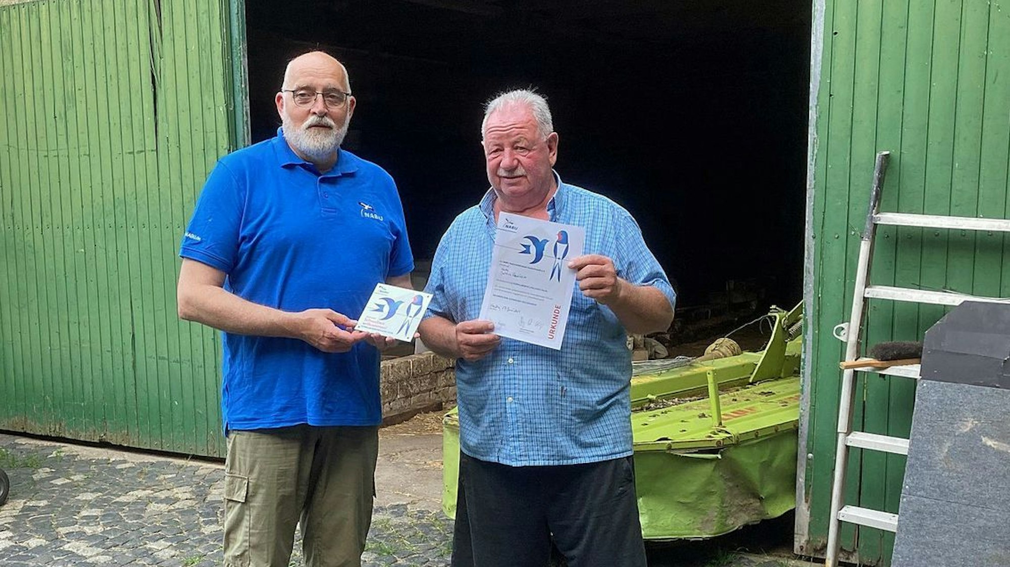 Auf dem Bild sind der Nabu-Vogelexperte und Johann Poulheim zu sehen.