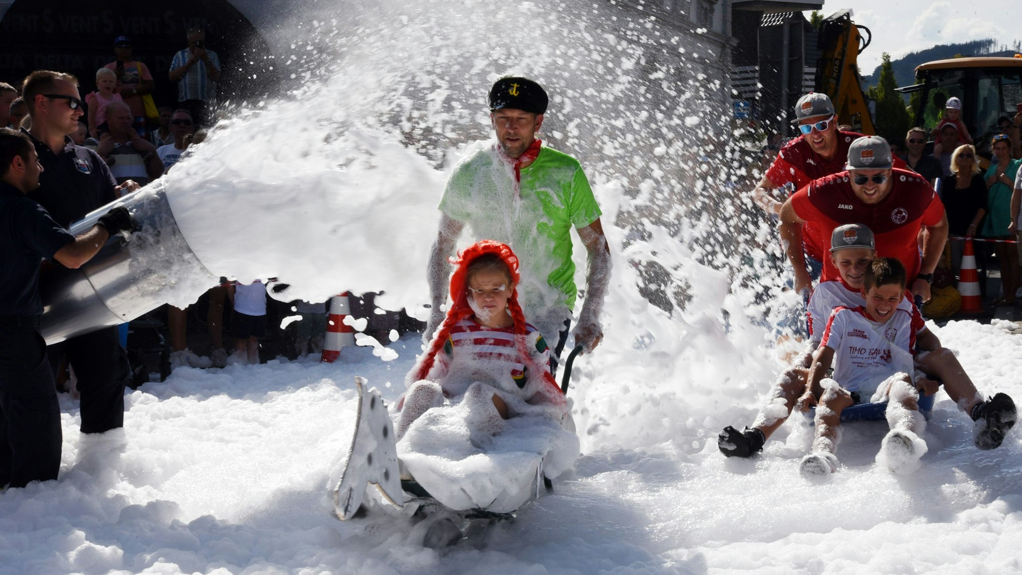 Seit vielen Jahren ist das Schubkarrenrennen in Morsbach ein Highlight im Kalender vieler Menschen aus der Region. Der Fantasie sind bei den Rennläufen in der offenen Klasse keine Grenzen gesetzt.