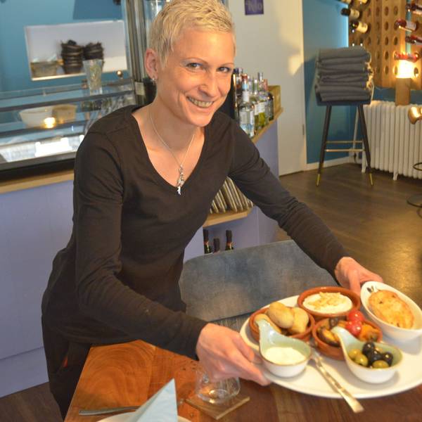 Steffi Liebrenz vom Restaurant "Mimar" serviert eine Platte mit Tapas.