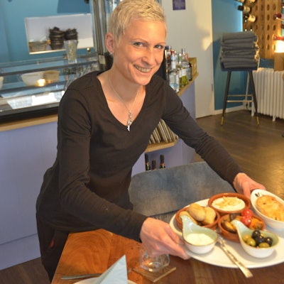 Steffi Liebrenz vom Restaurant "Mimar" serviert eine Platte mit Tapas.