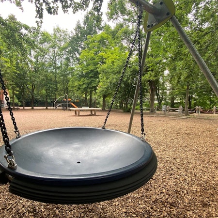 Zu sehen ist der Spielplatz an der St-.Franziskus-Grundschule.