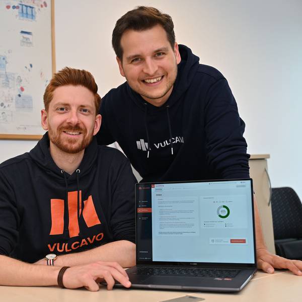 Marko Steinbach und Denis Agca zeigen ihre Software.