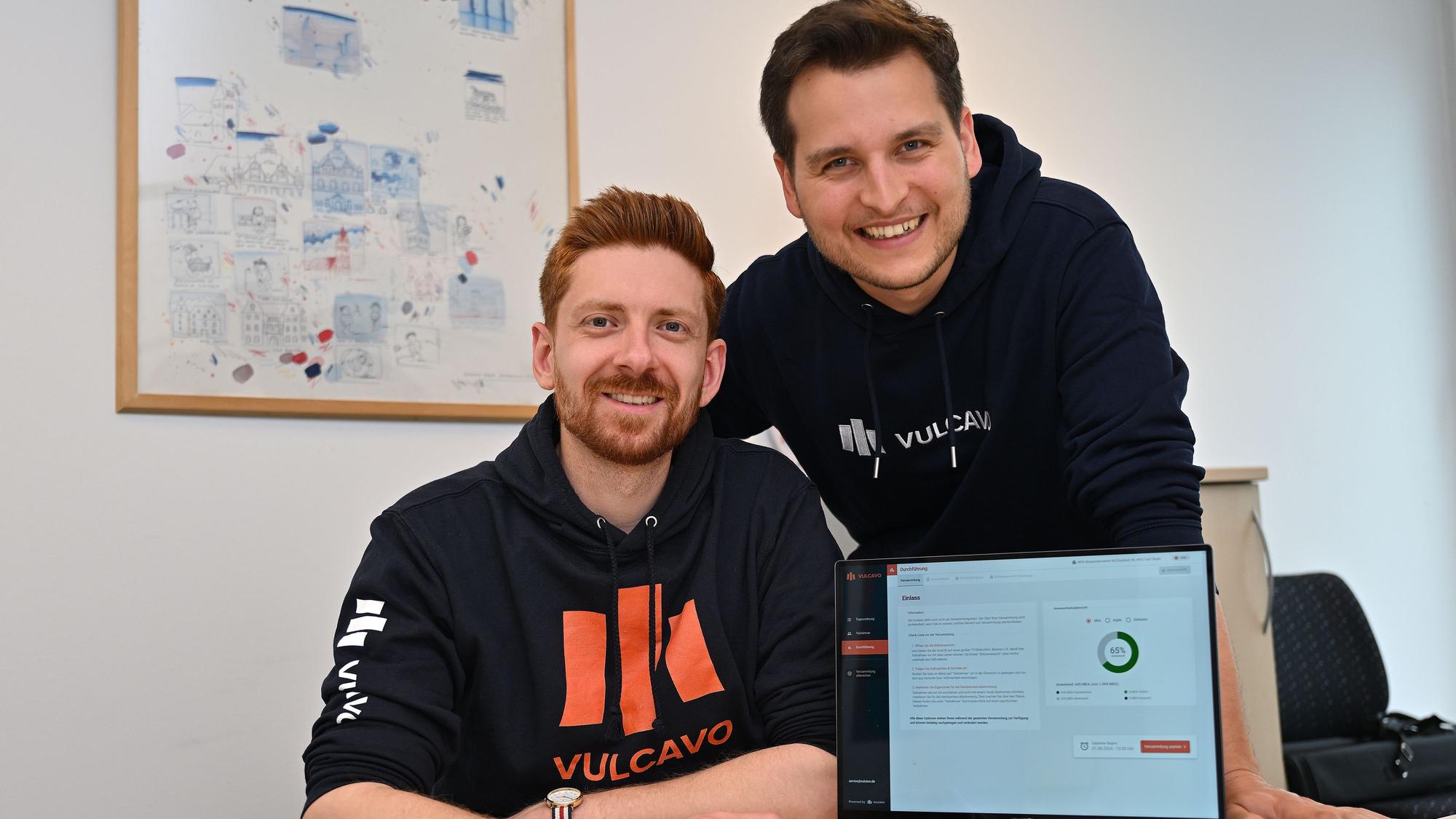 Marko Steinbach und Denis Agca zeigen ihre Software.