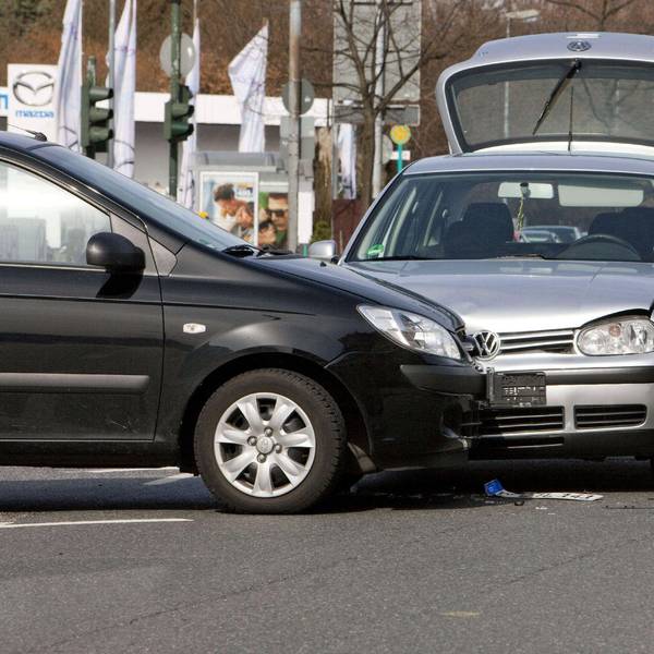 Zwei beschädigte Autos nach einem Auffahrunfall an einer Kreuzung in Frankfurt am Main.