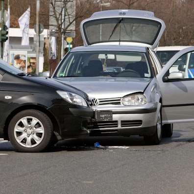 Zwei beschädigte Autos nach einem Auffahrunfall an einer Kreuzung in Frankfurt am Main.