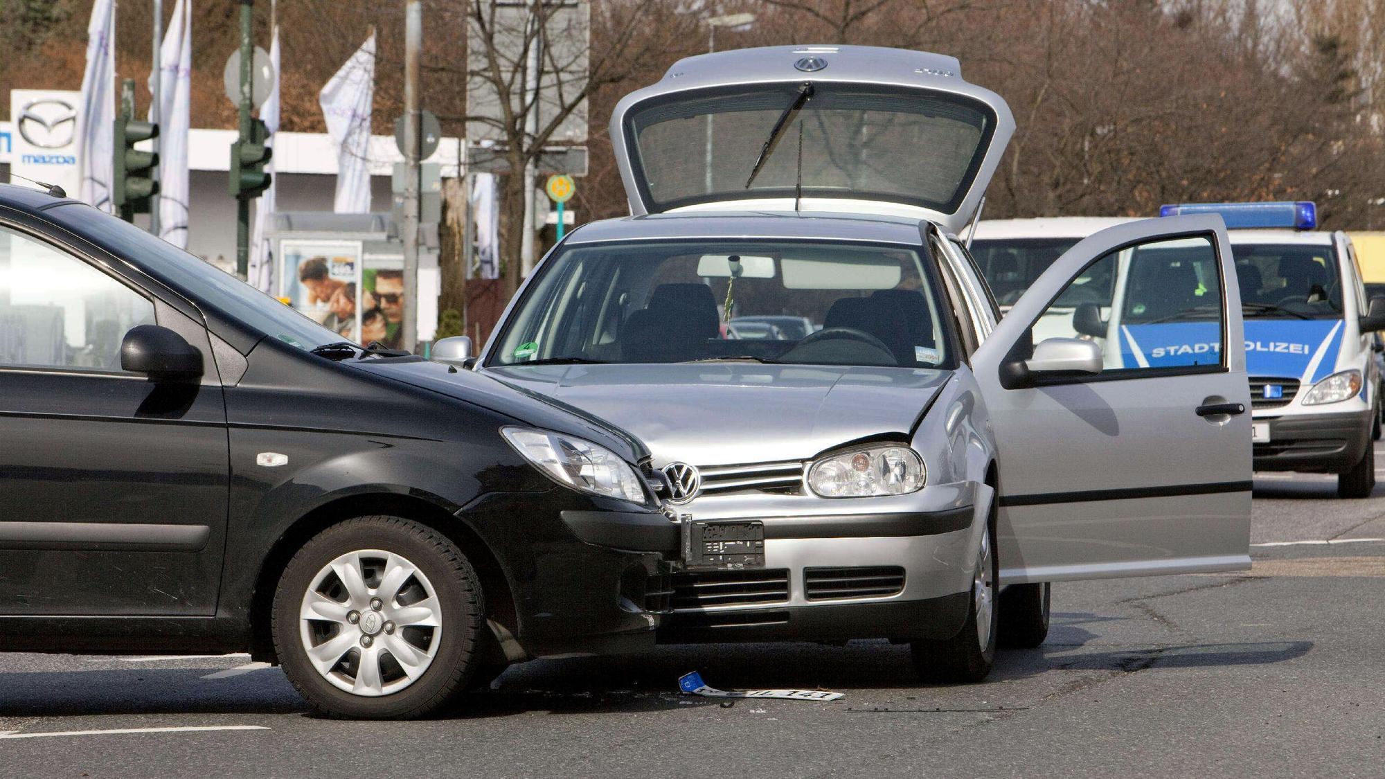 Zwei beschädigte Autos nach einem Auffahrunfall an einer Kreuzung (Symbolfoto).