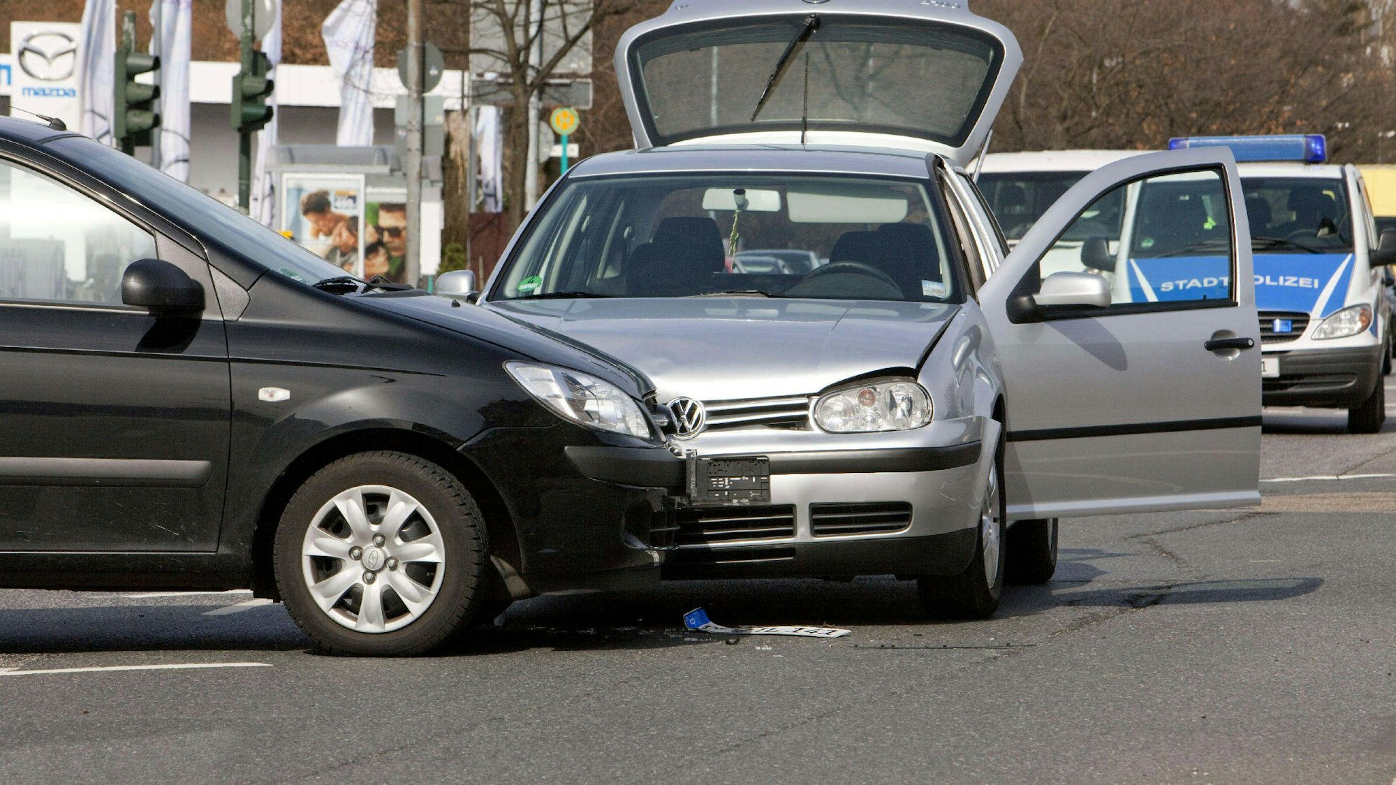 Zwei beschädigte Autos nach einem Auffahrunfall an einer Kreuzung in Frankfurt am Main.