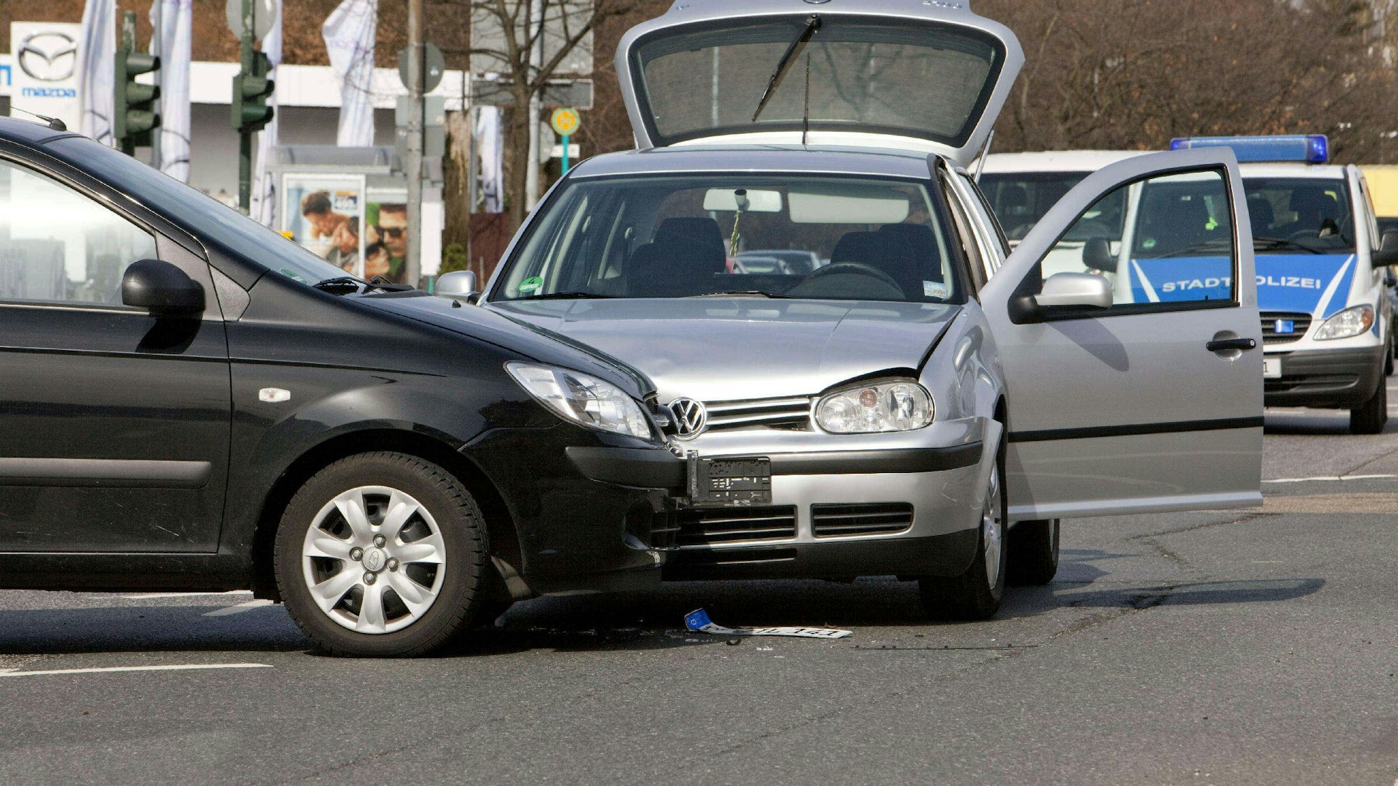 Zwei beschädigte Autos nach einem Auffahrunfall an einer Kreuzung in Frankfurt am Main.