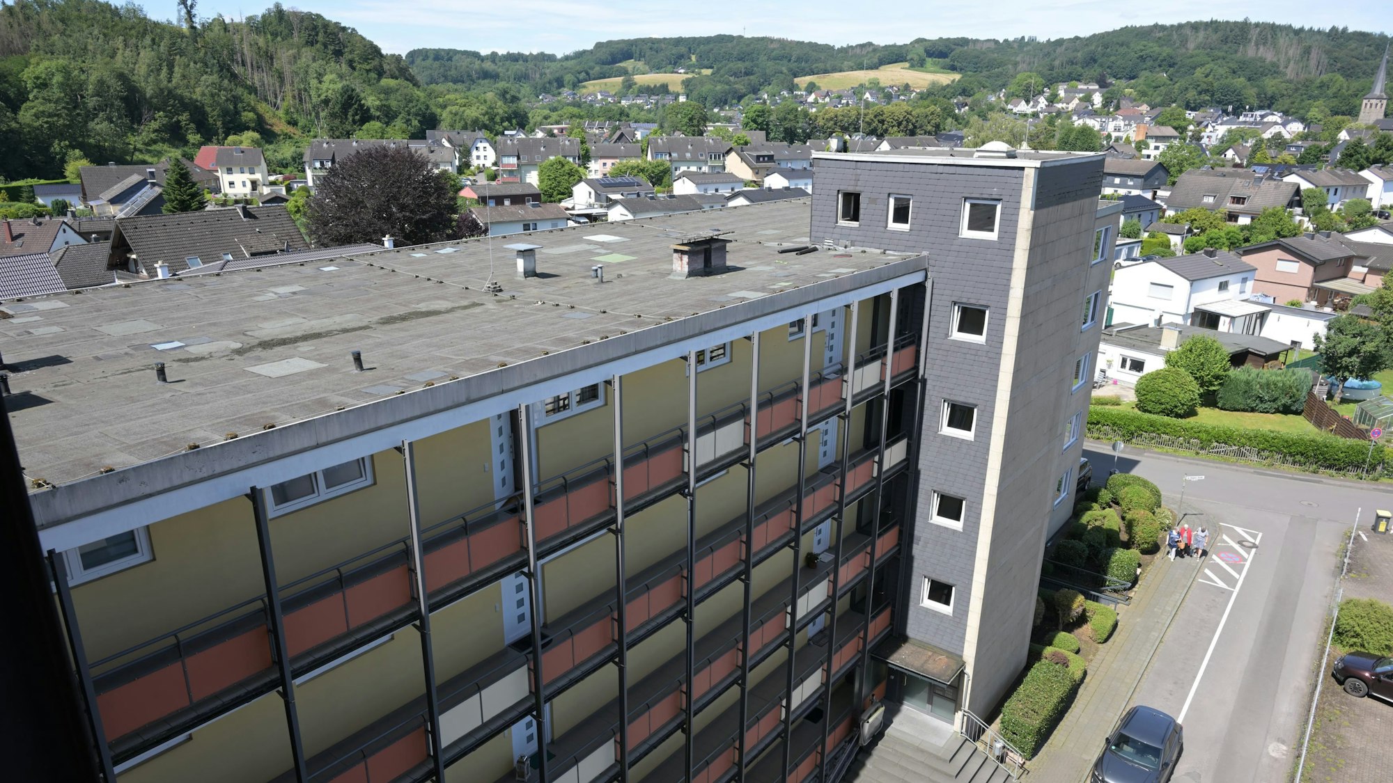 Vom Dach des Overather „Hochhauses“ kann man über den Ort schauen.