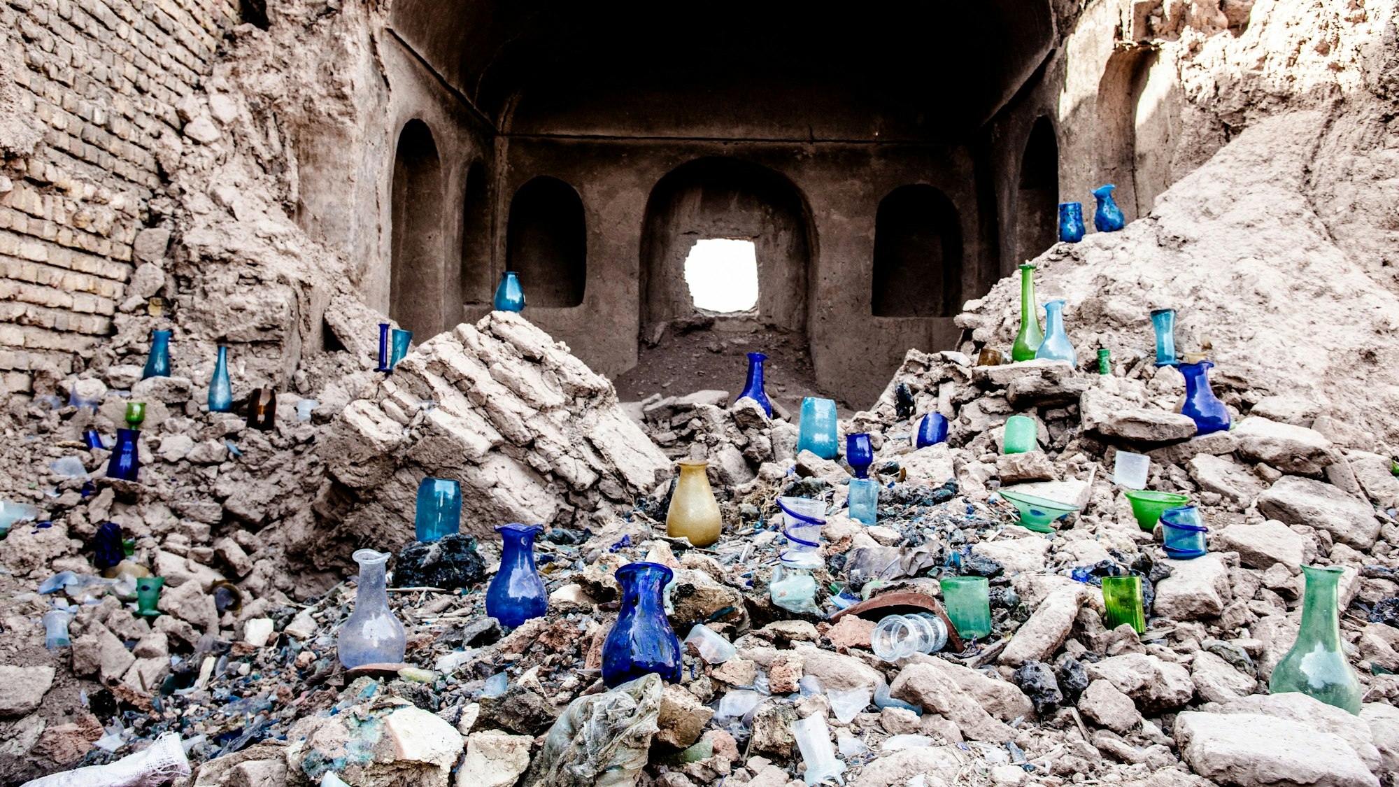 Die Glaskunst der Faisis im Geröll in Herat