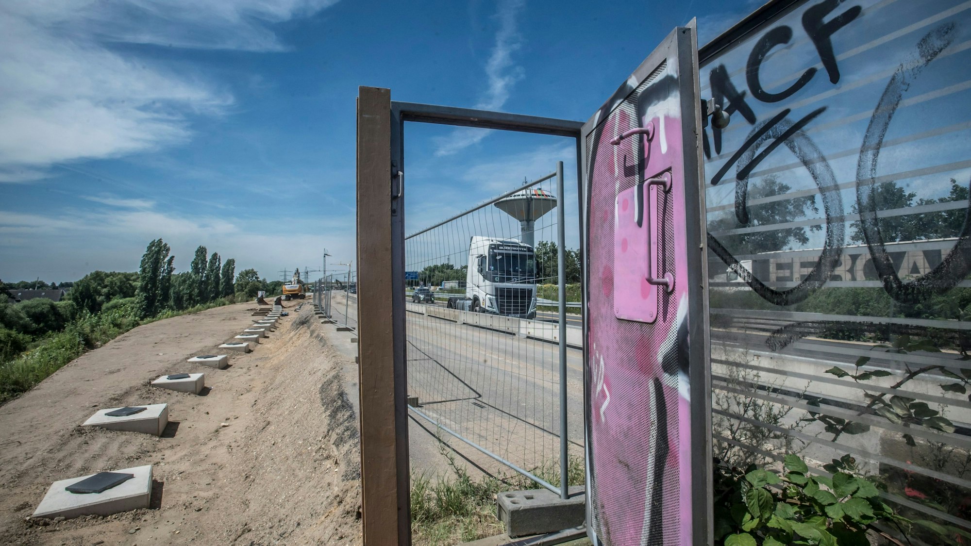 Die A1-Baustelle zwischen Dhünn und Europaring: Auf Lärmschutz wird man hier noch lange warten. Foto: Ralf Krieger