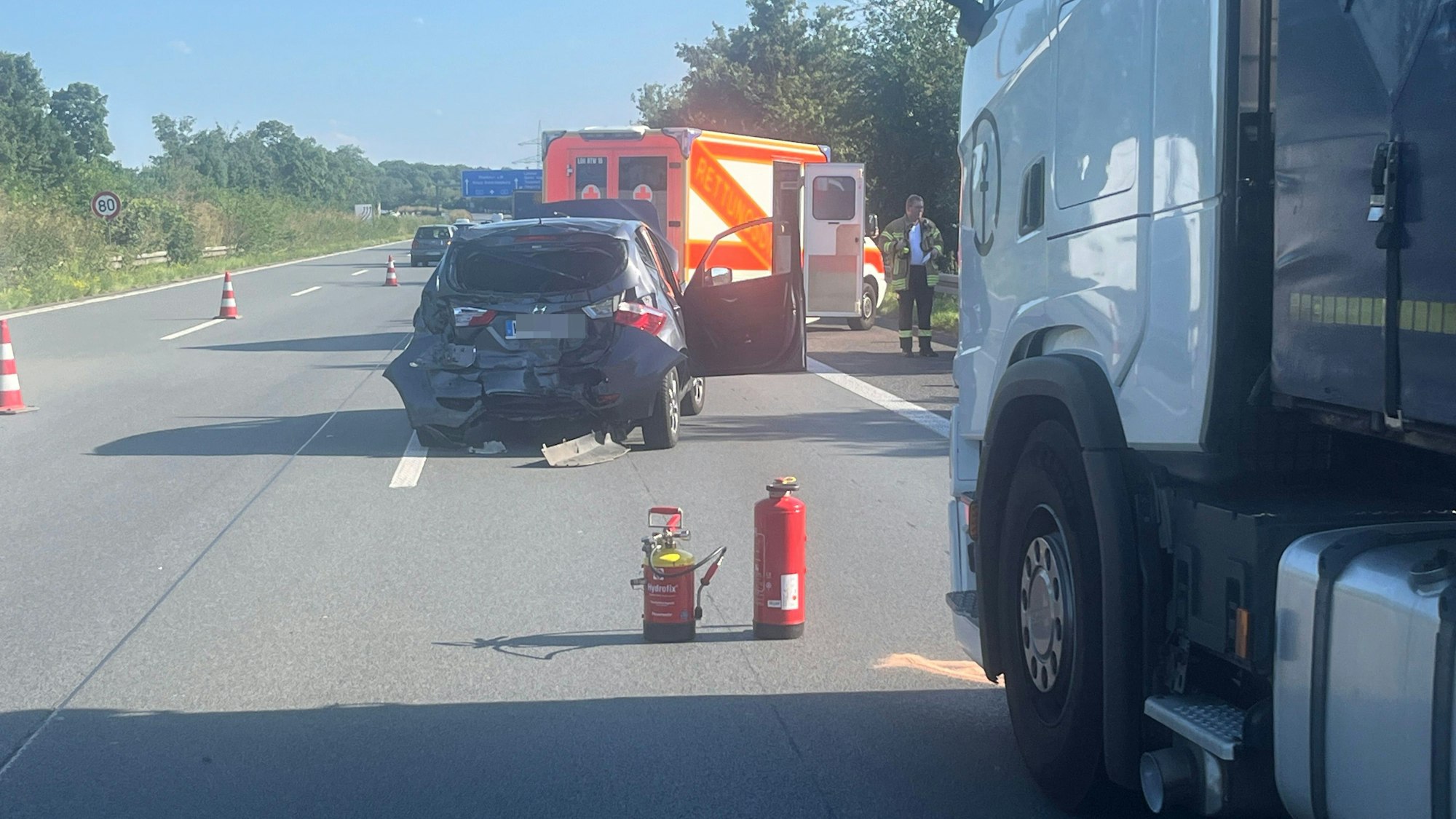 Ein 51 Jahre alter Lkw-Fahrer fuhr auf der A 3 kurz vor der Anschlussstelle Lohmar auf den Wagen einer 65-Jährigen auf.