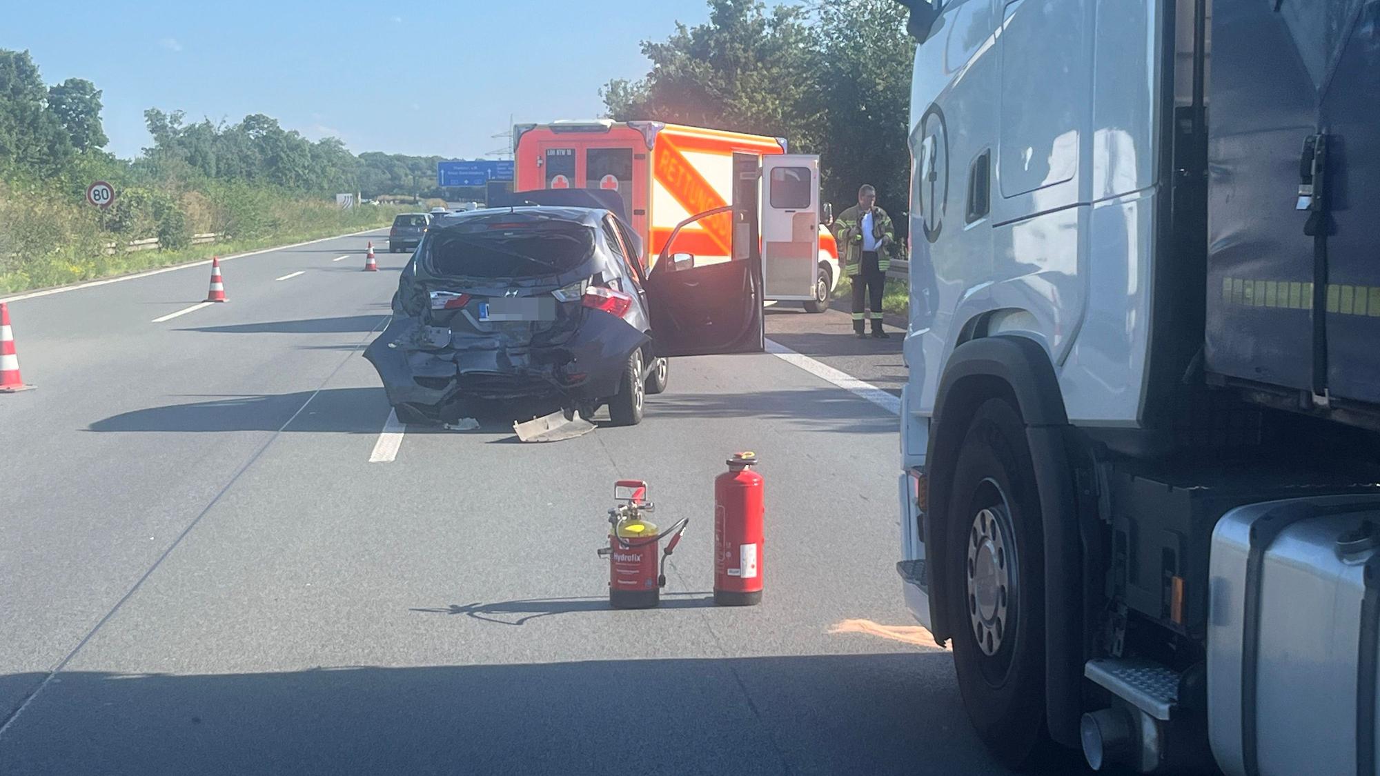 Ein 51 Jahre alter Lkw-Fahrer fuhr auf der A 3 kurz vor der Anschlussstelle Lohmar auf den Wagen einer 65-Jährigen auf.
