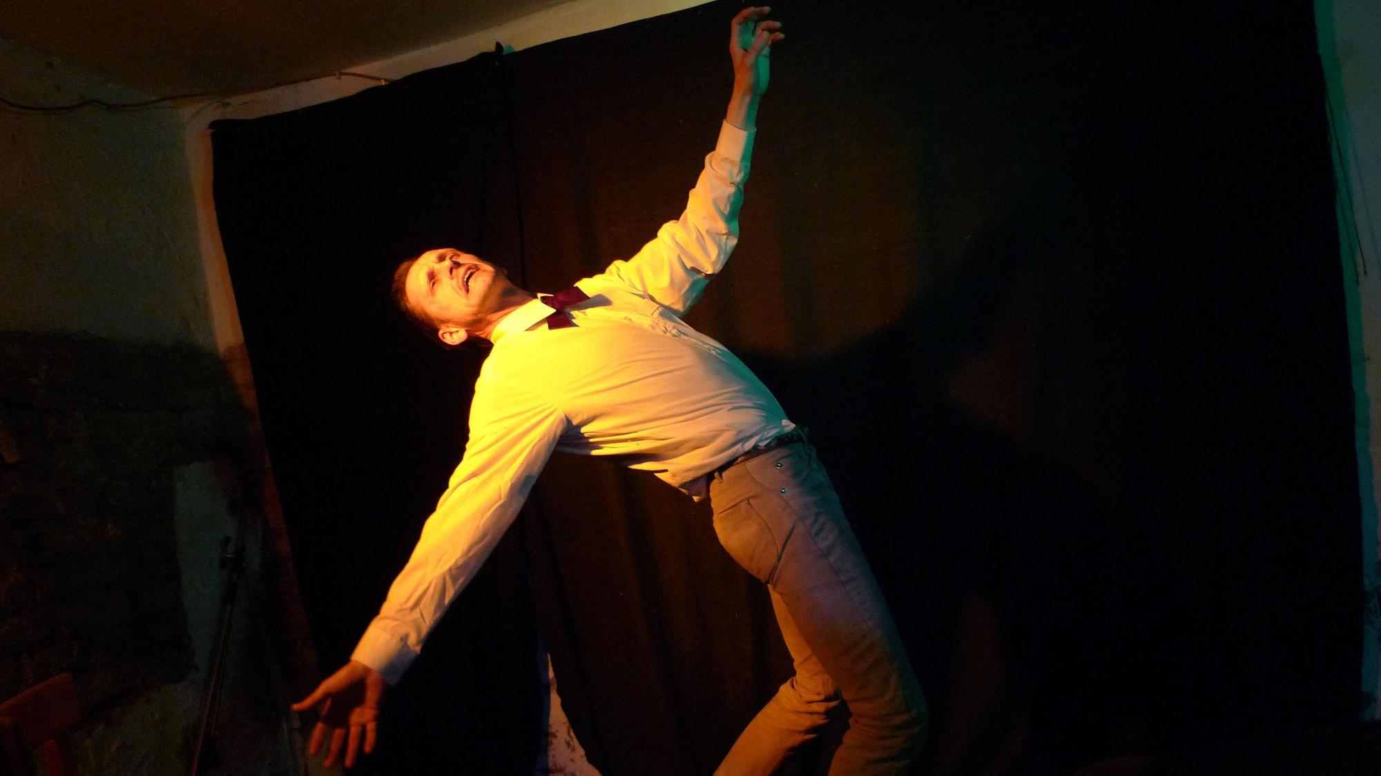 Die Stücke des „spoken dance squad“ kombinieren Erzählung von Thomas Krutmann mit Tanz von Volker Wurth und elektronischer Musik von Manuel Schroeder.
